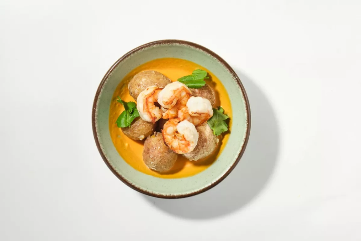 Бэйби картофель в соусе том ям с креветками