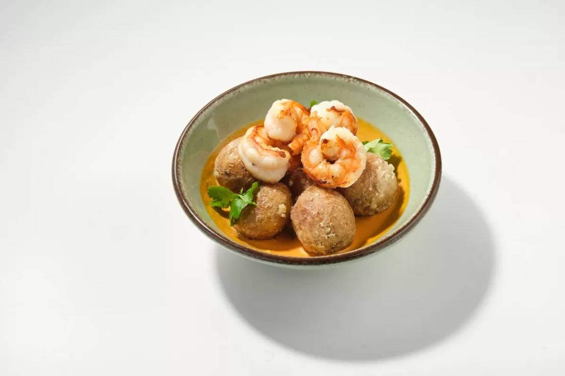 Бэйби картофель в соусе том ям с креветками