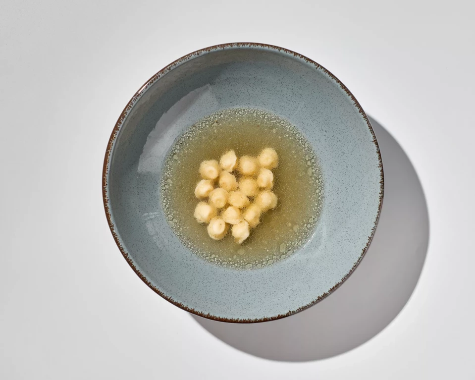 Бульон с пельменями из индейки