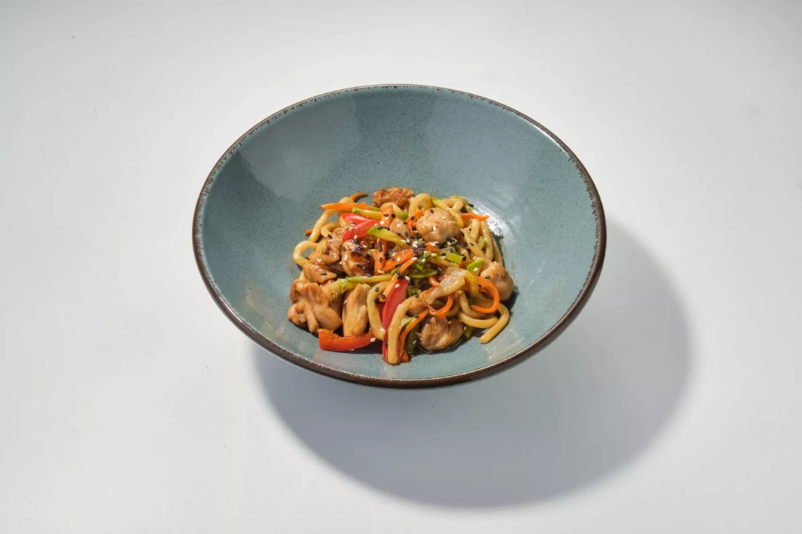 Лапша с курицей в азиатском стиле