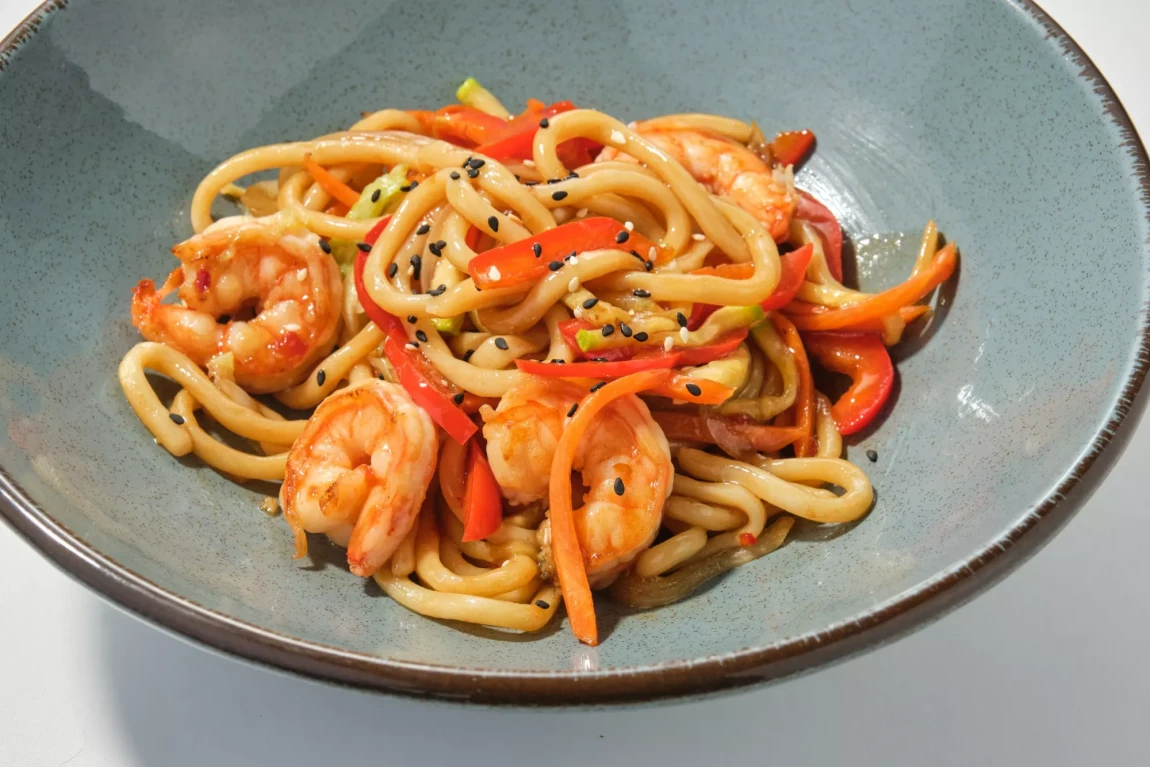 Лапша с креветками в азиатском стиле