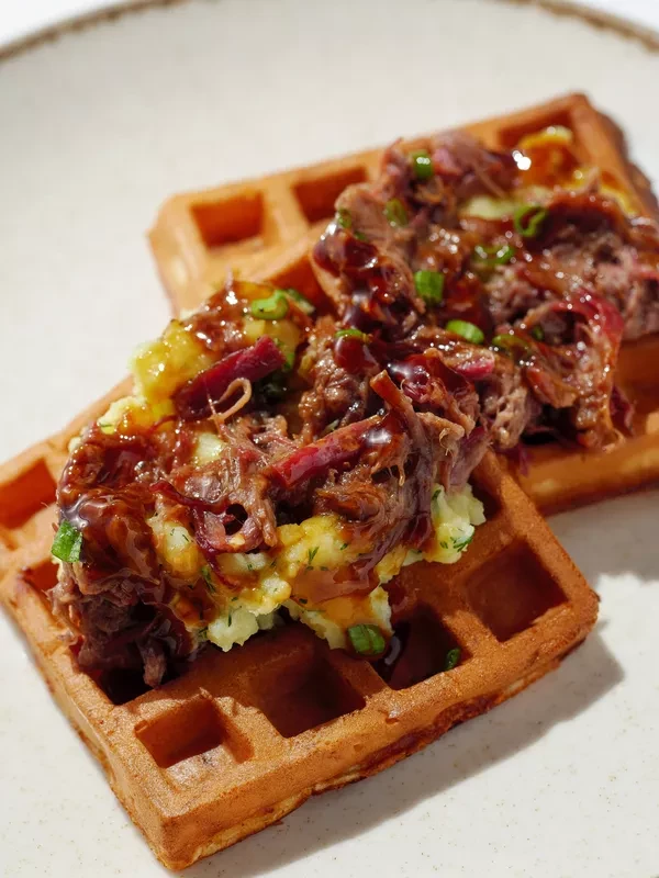 С рваной говядиной в соусе демиглясс и мятым картофелем