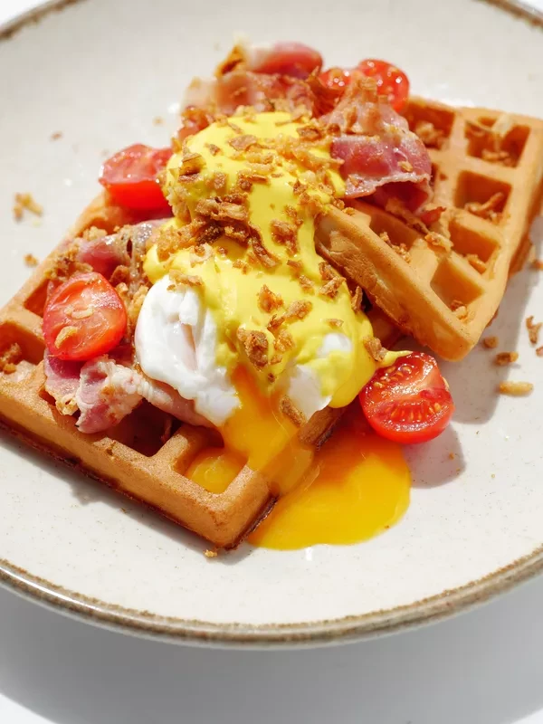 С хрустящим беконом, яйцом пашот и черри