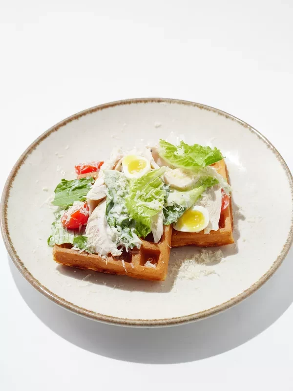 Цезарь-вафля с курицей, овощами и пармезаном