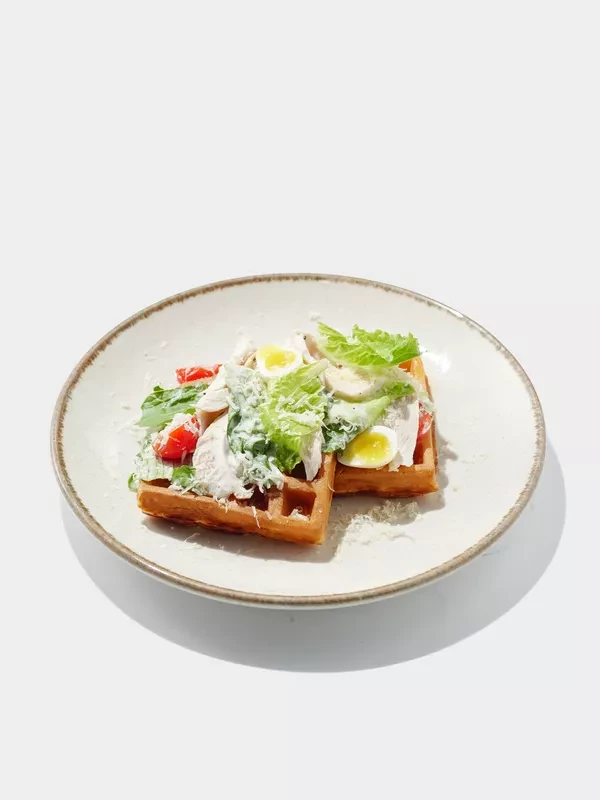 Цезарь-вафля с курицей, овощами и пармезаном