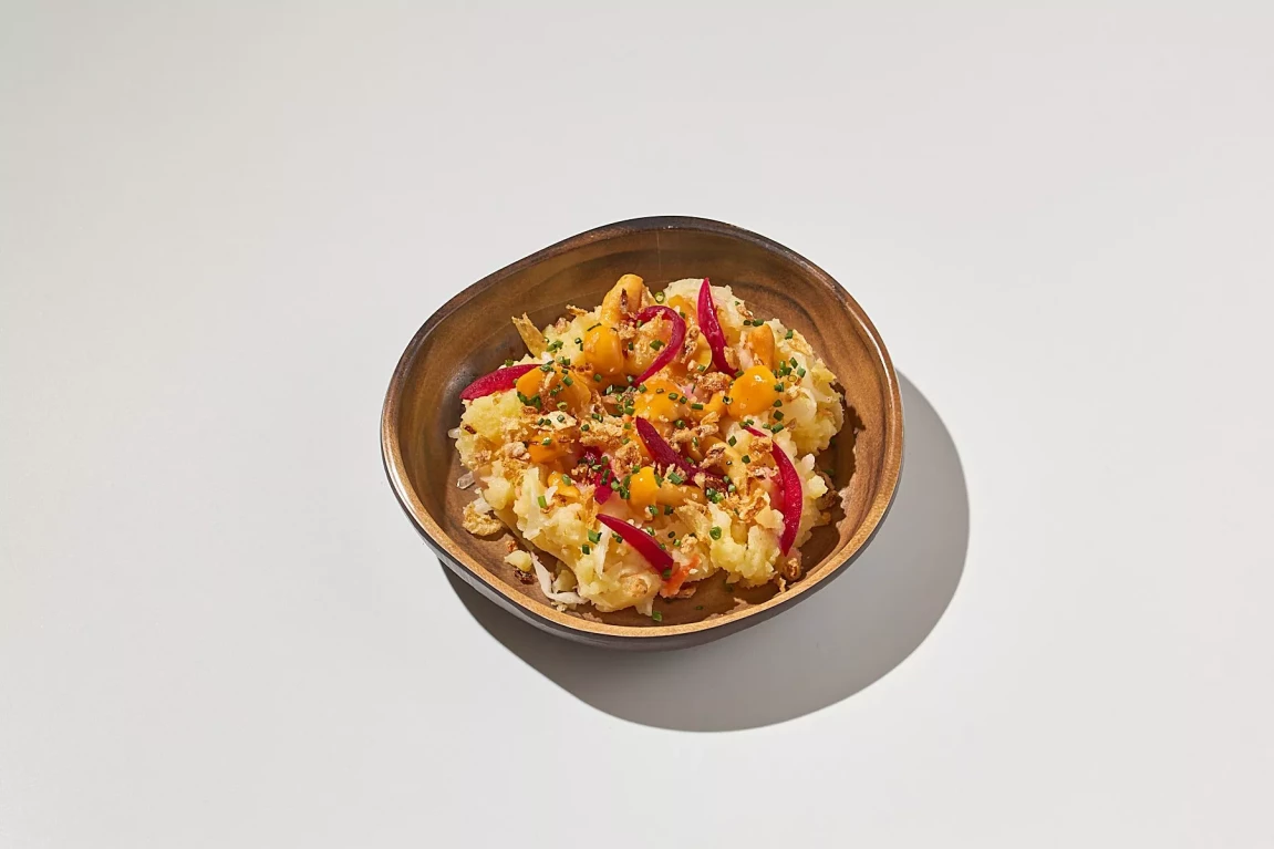 Салат с квашеной капустой и толченым картофелем