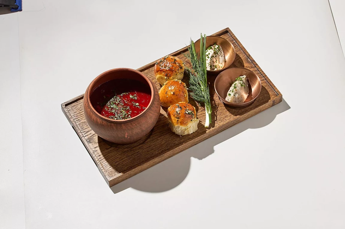 Наваристый борщ с говяжей грудинкой,пампушкой и смальцем