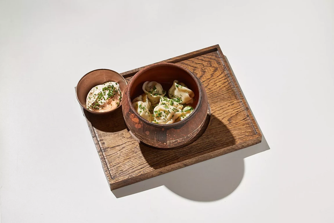 Мясные пельмени в бульоне