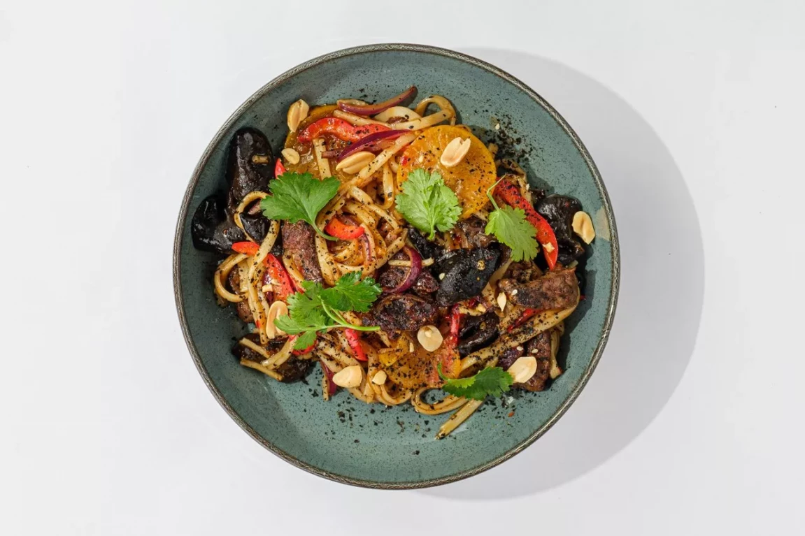 Удон с говядиной и маринованным дайконом