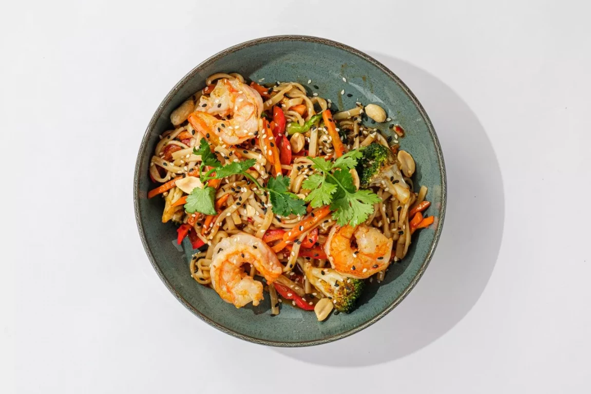 Удон с креветкой и брокколи