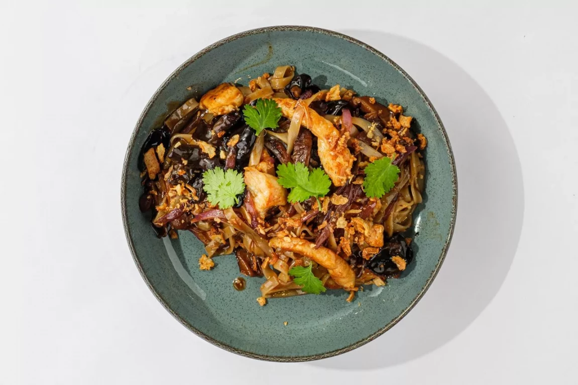 Рисовая лапша в соусе черный перец с грибами