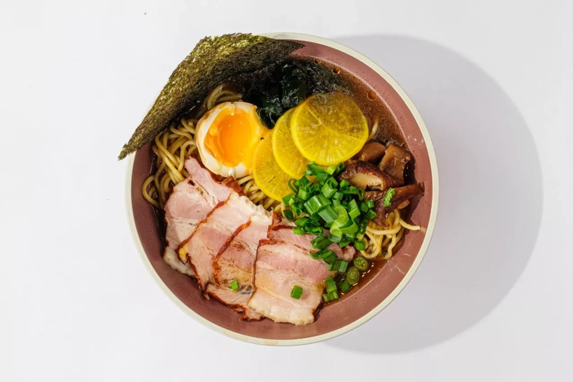 Тонкоцу рамен со свининой