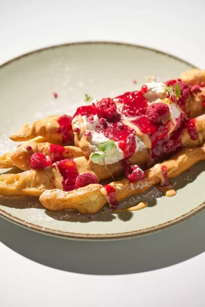 Хворост с малиновым вареньем, кремом из вареной сгущенки и сметаной