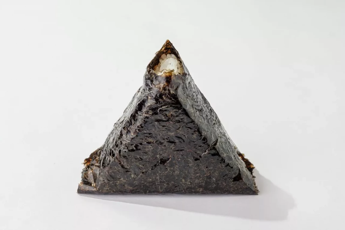 Онигири угорь с огурцом