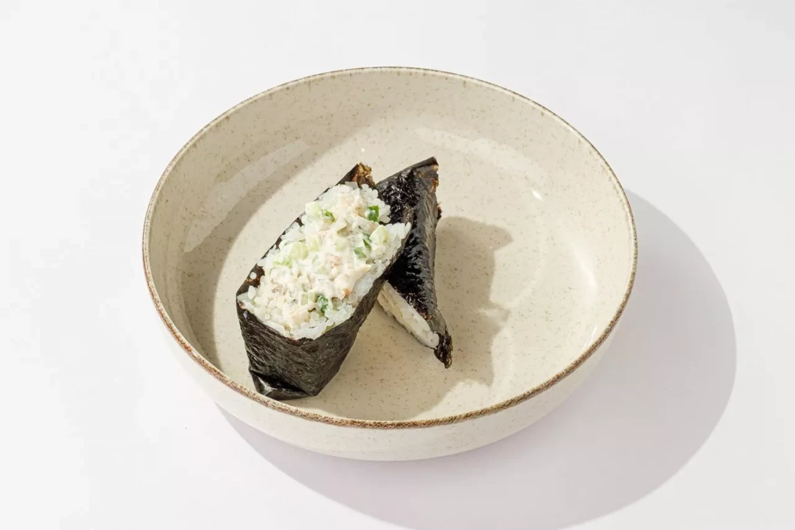 Онигири угорь с огурцом