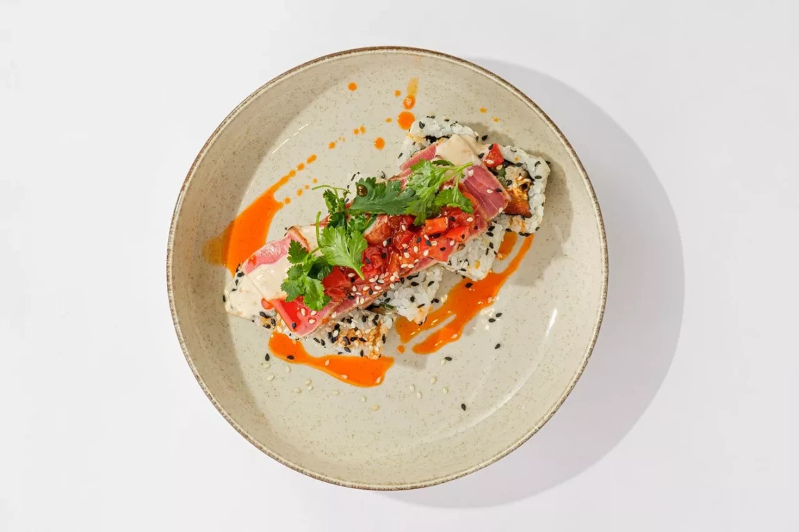 Ролл с татаки из тунца