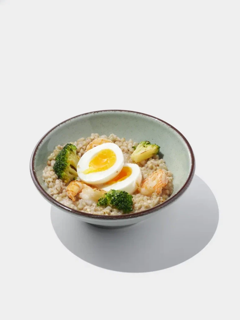 Зеленая гречка с креветками