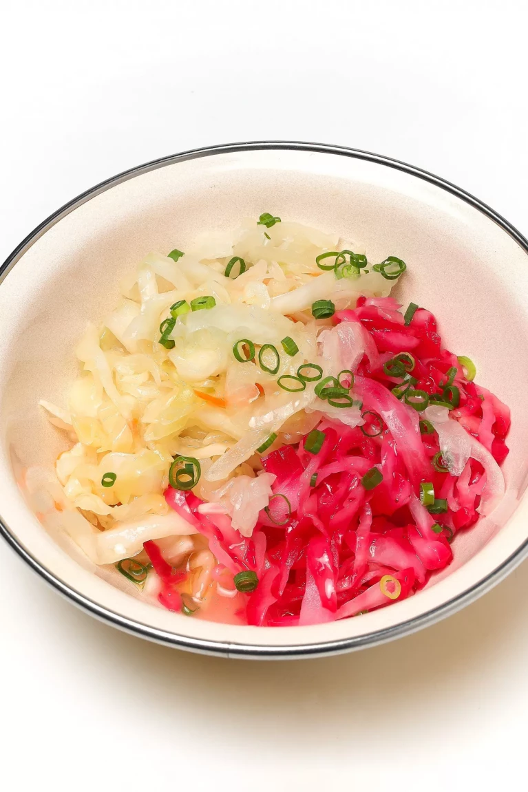 Капуста двух видов квашенная в дубовой бочке