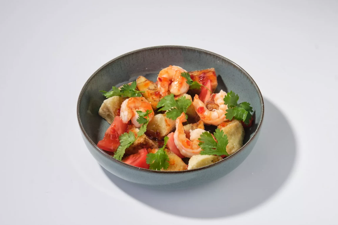 Хрустящий баклажан с креветками и томатами