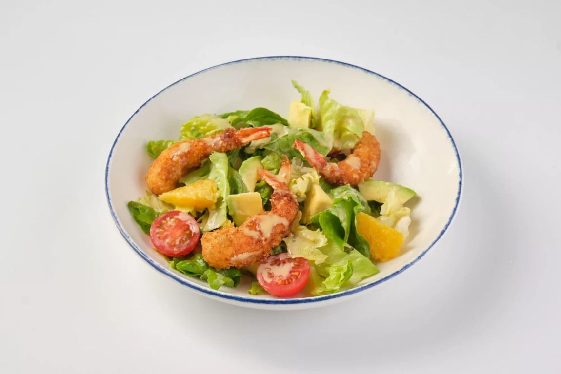 Салат с креветками темпура, апельсином и авокадо