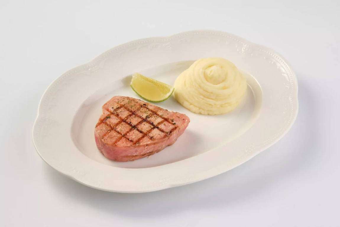Стейк тунца со сливочным пюре