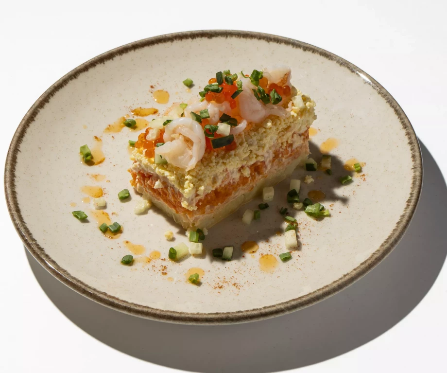 Мимоза с копченной форелью и креветками