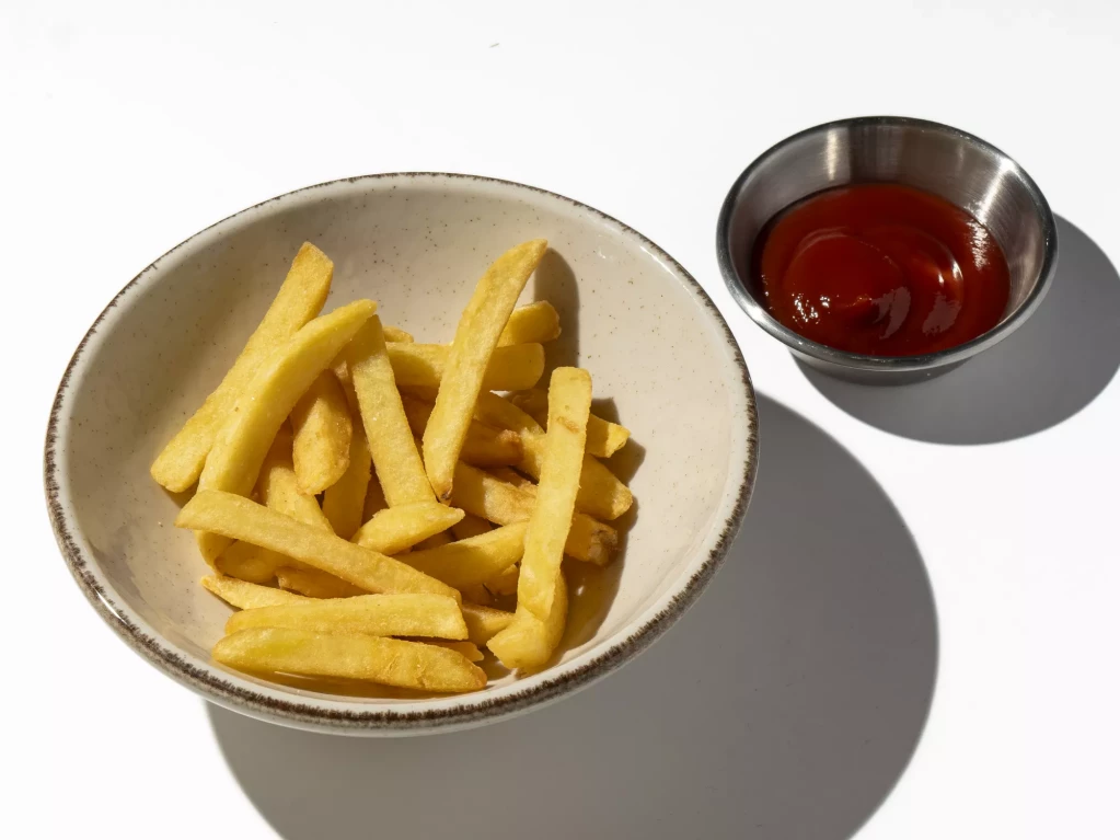 Картофель фри с кетчупом