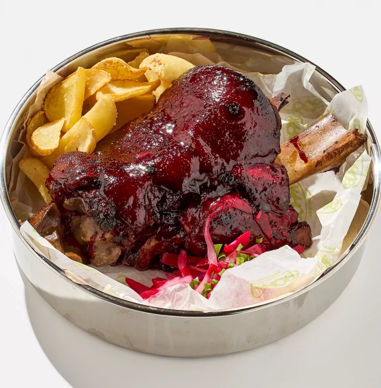 Рулька в свекольной глазури с картофельными корочками