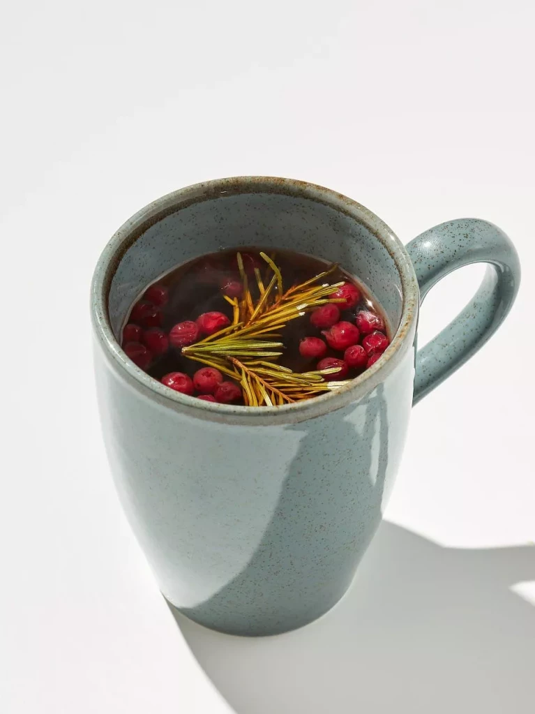 Хвойный чай с брусникой,шиповнико и вишней.