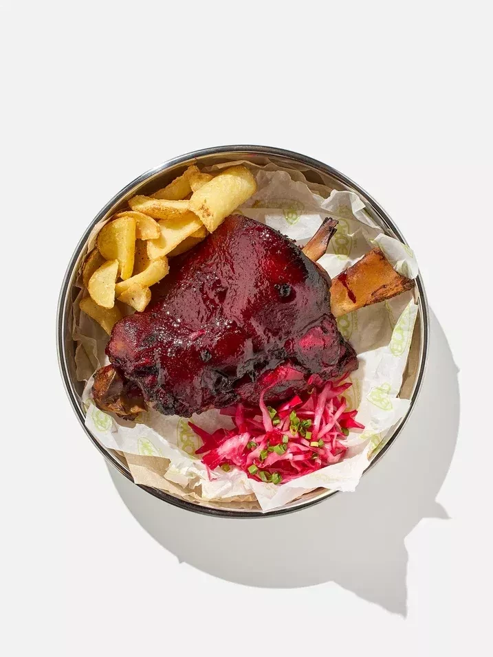 Рулька в свекольной глазури с картофельными корочками