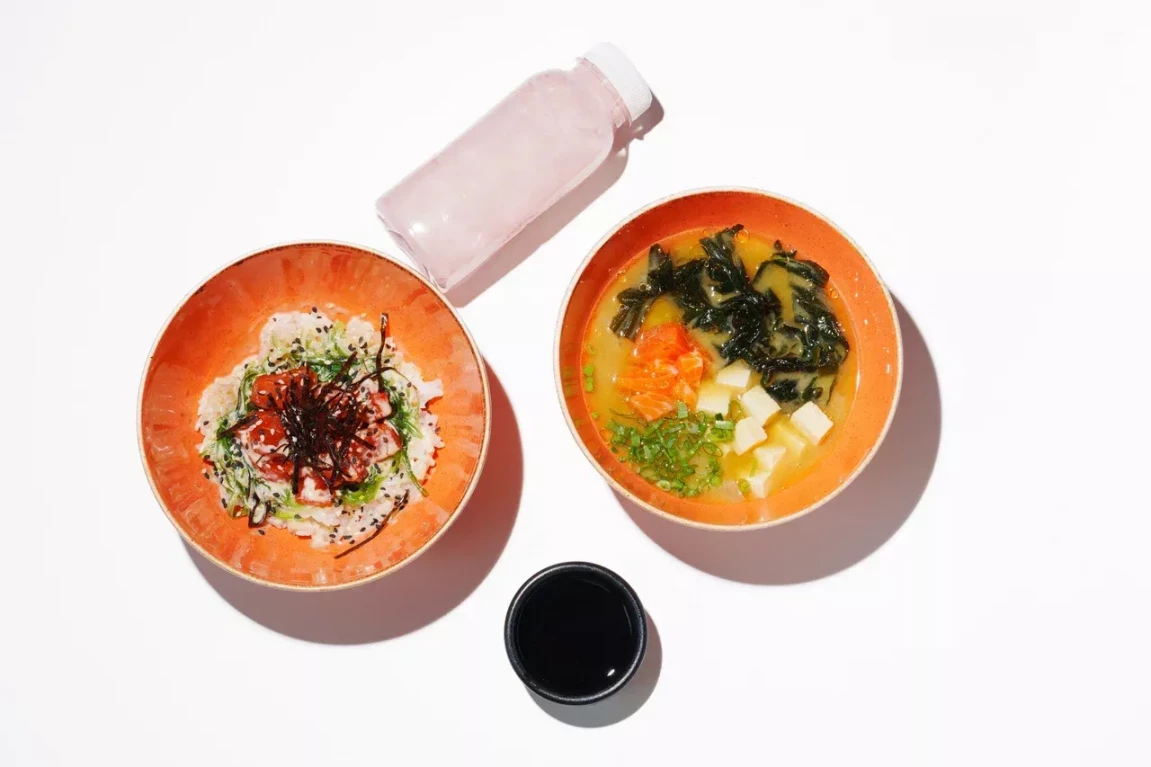 Мисо суп с лососем, донбури с тунцом кимчи и чукой, напиток розовая матча