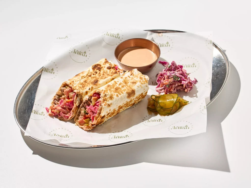 Шавурма с копченой говяжьей грудинкой и маринованными овощами