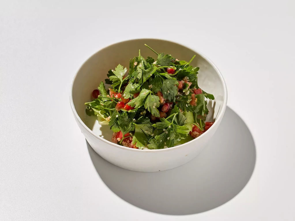 ЛИВАНСКИЙ ТАБУЛЕ ИЗ ЛИСТЬЕВ ПЕТРУШКИ И ОЛИВКОВЫЙ ДРЕССИНГ