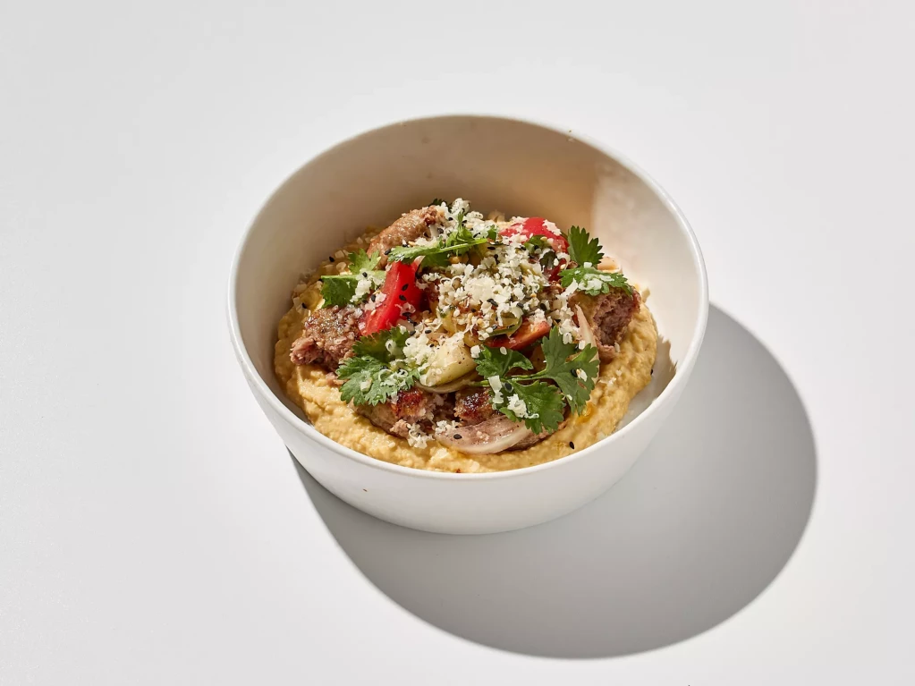 КЕБАБ ИЗ ЦЫПЛЕНКА НА ХУМУСЕ С ОВОЩНЫМ САЛАТОМ