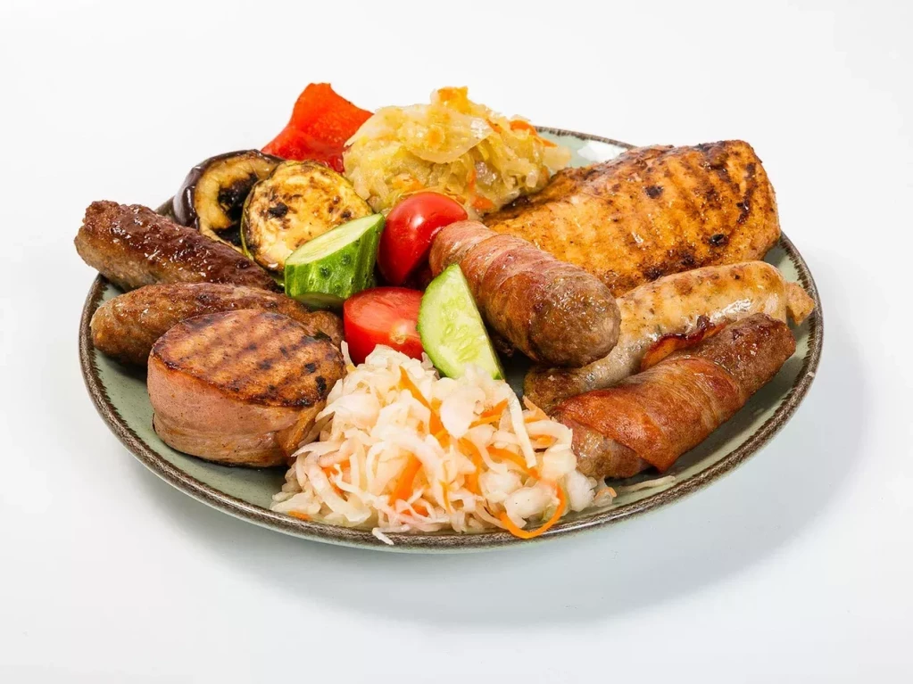 Ассорти из чевапы и колбас