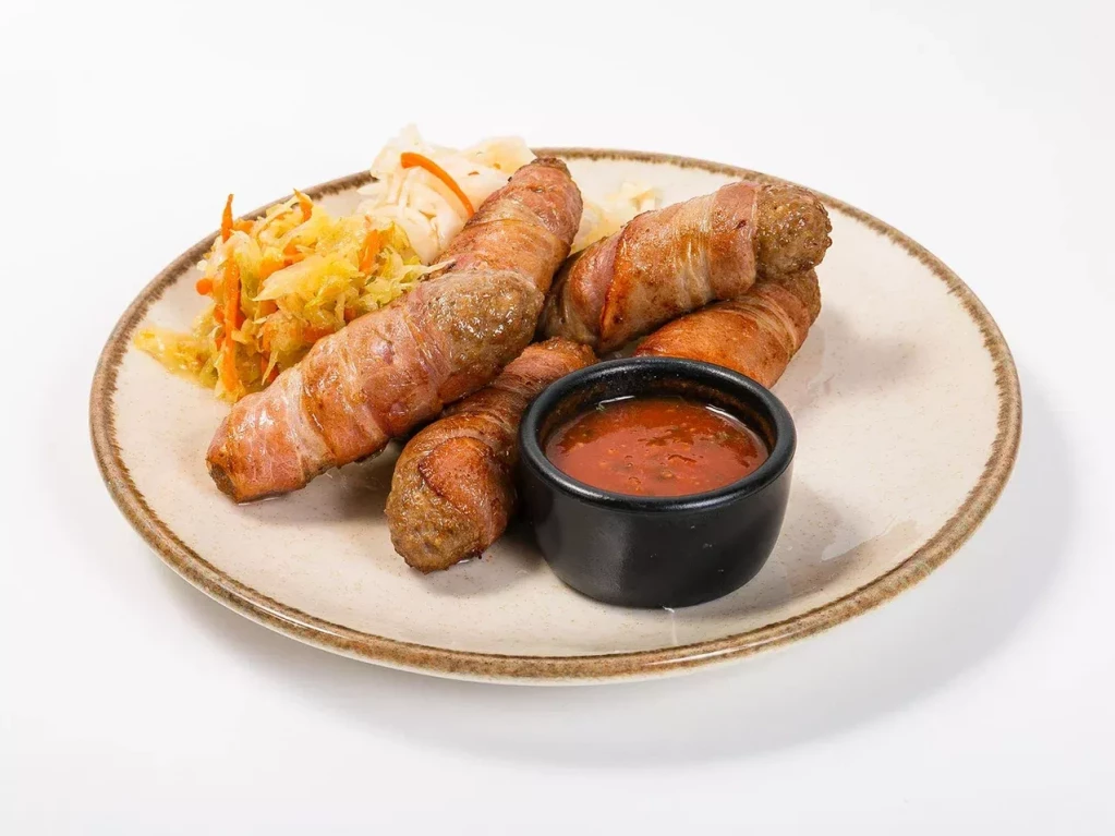 Чевапы жаренные в беконе