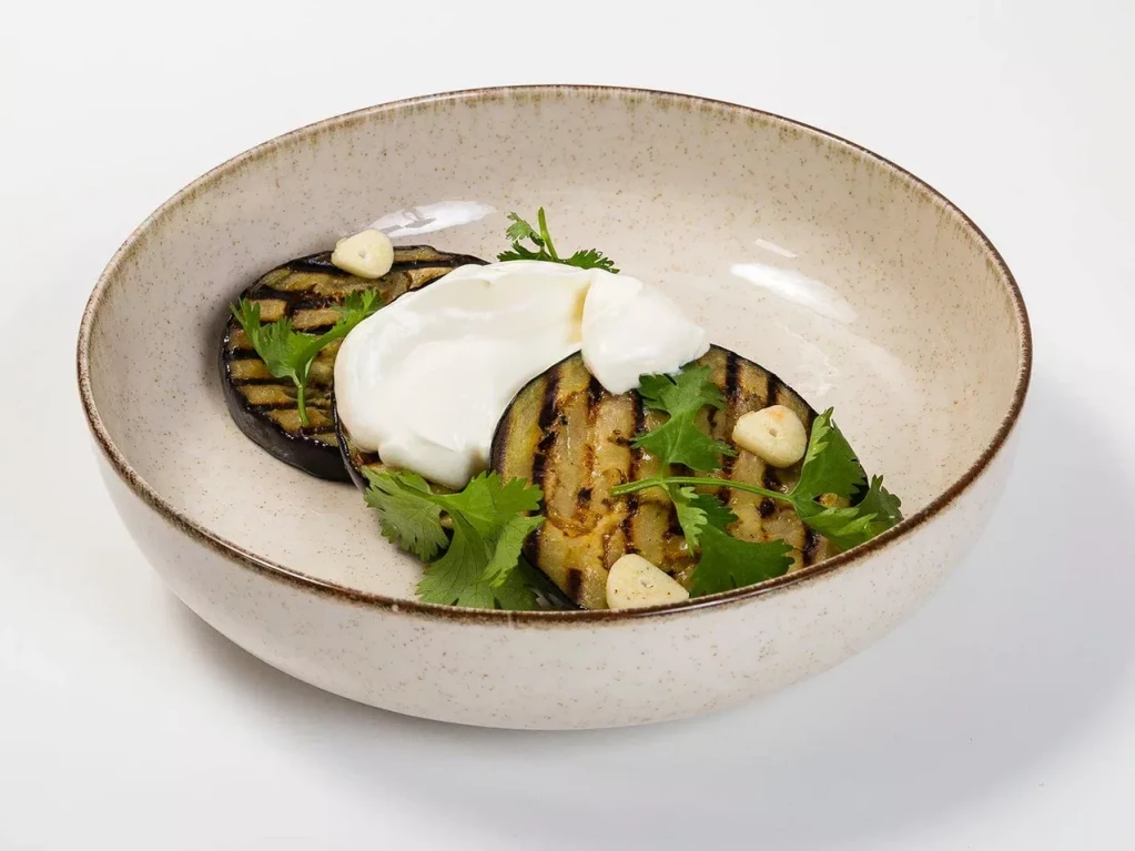 Баклажан обжаренный на гриле с простоквашей