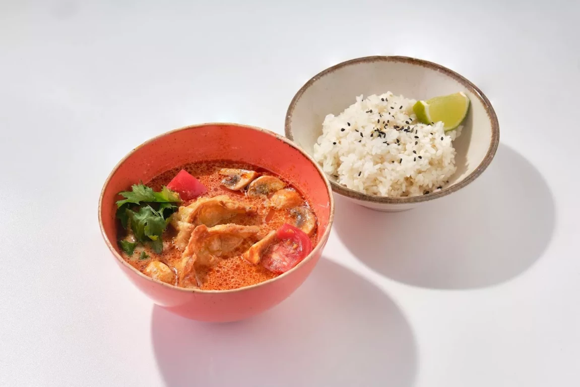 Том Ям с тайскими пельменями из креветок L