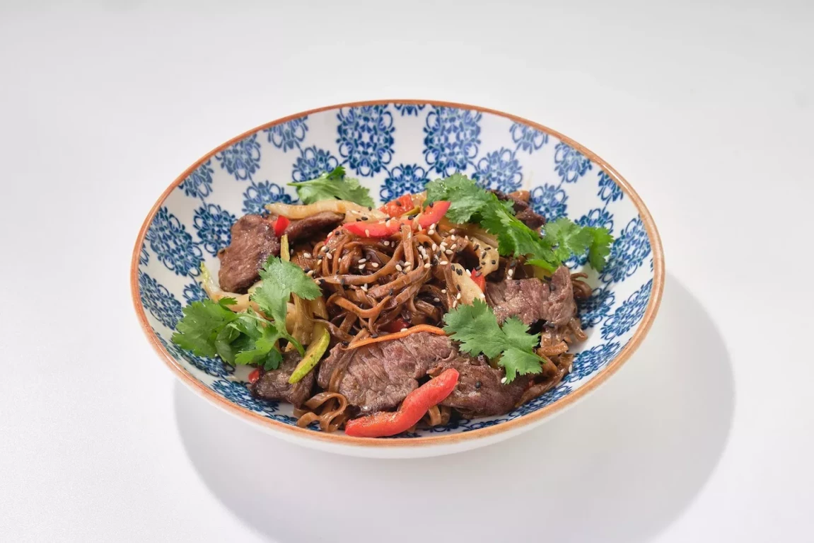 Гречневая лапша с говядиной и овощами