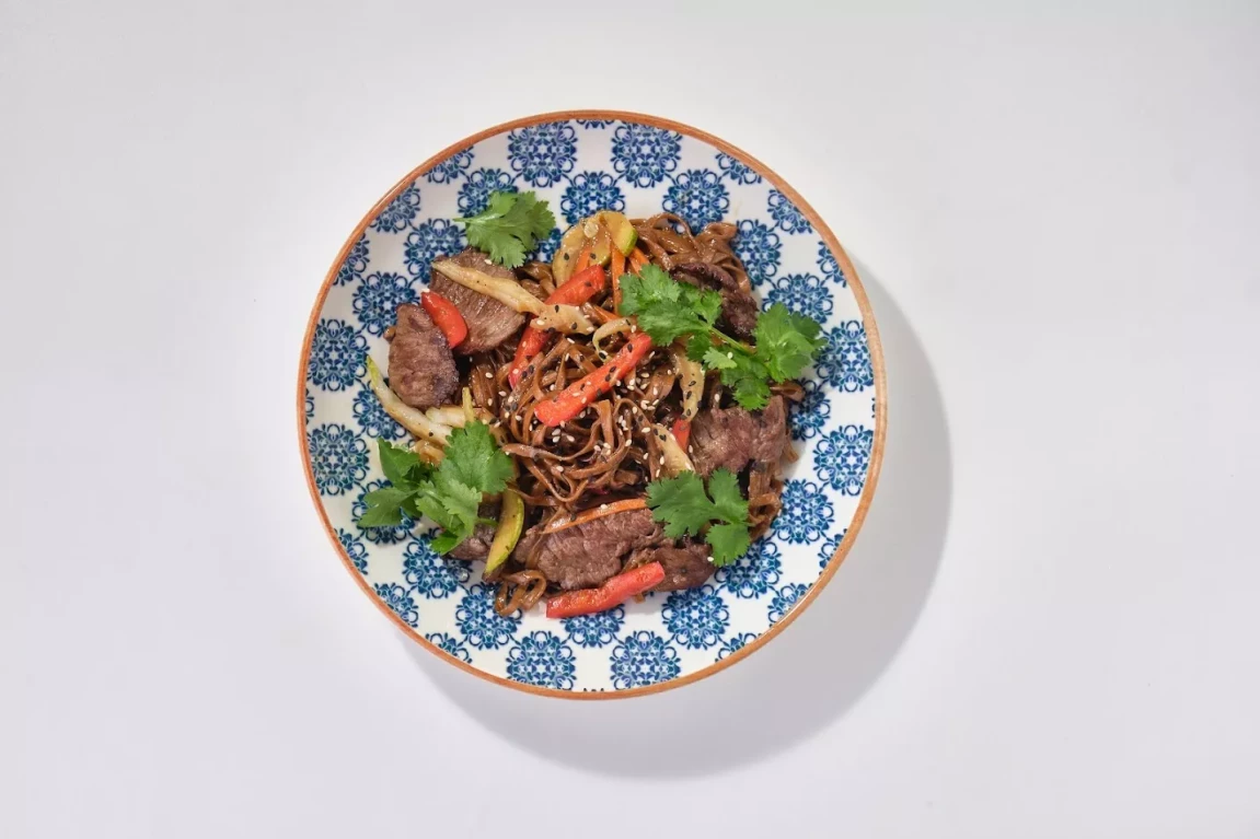 Гречневая лапша с говядиной и овощами