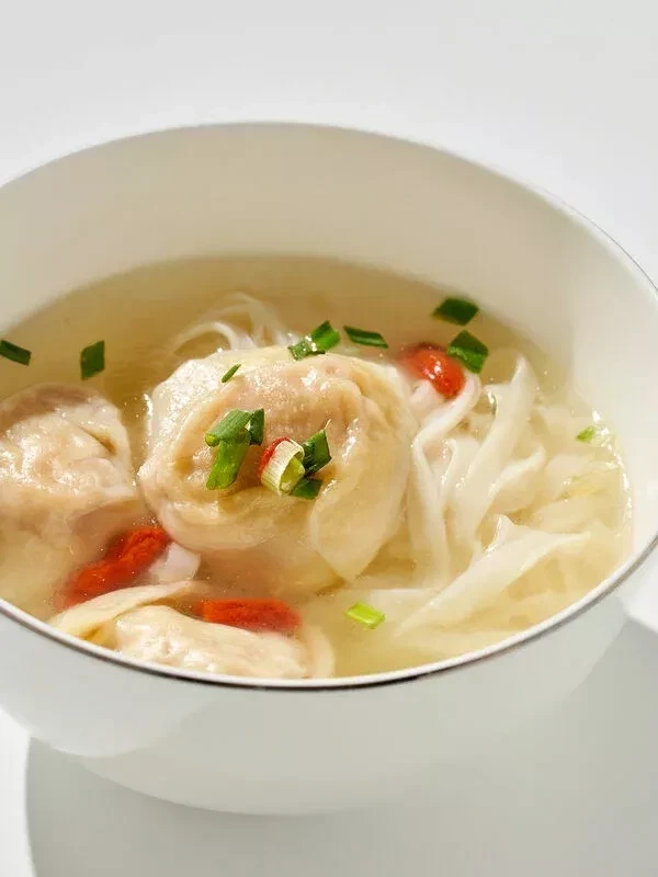 Суп куриный с рисовой лапшой и пельмешками