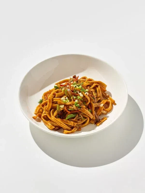 Лапша яичная жареная с говядиной