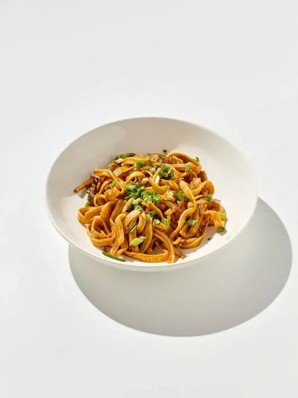 Лапша яичная жареная с овощами