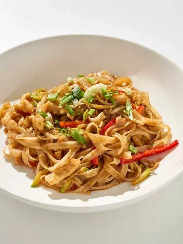 Лапша рисовая жареная с курицей