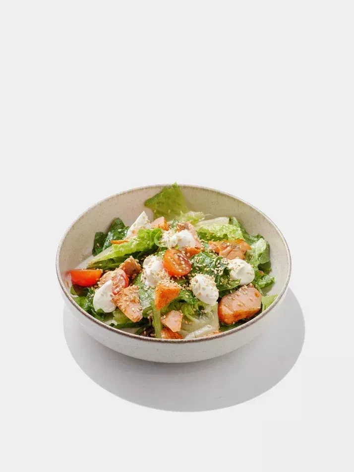 Салат с печеным лососем