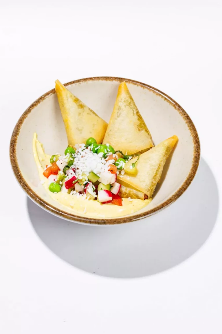 Самосы с карри майонезом и салатом