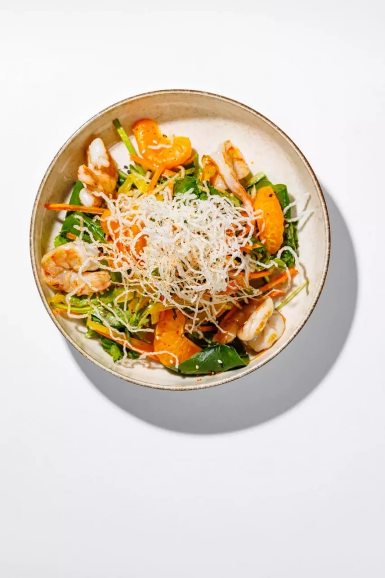 Салат с креветками и хрустящей фунчозой