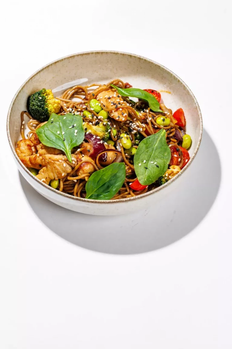 Соба с цыпленком, брокколи и эдамаме