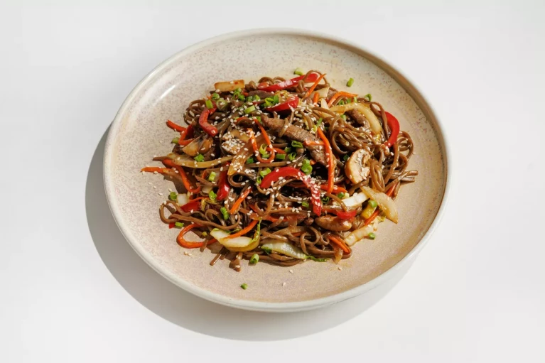 Соба с говядиной классика