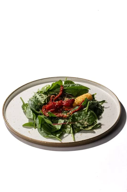 Салат с сырными сигарами и чемичури